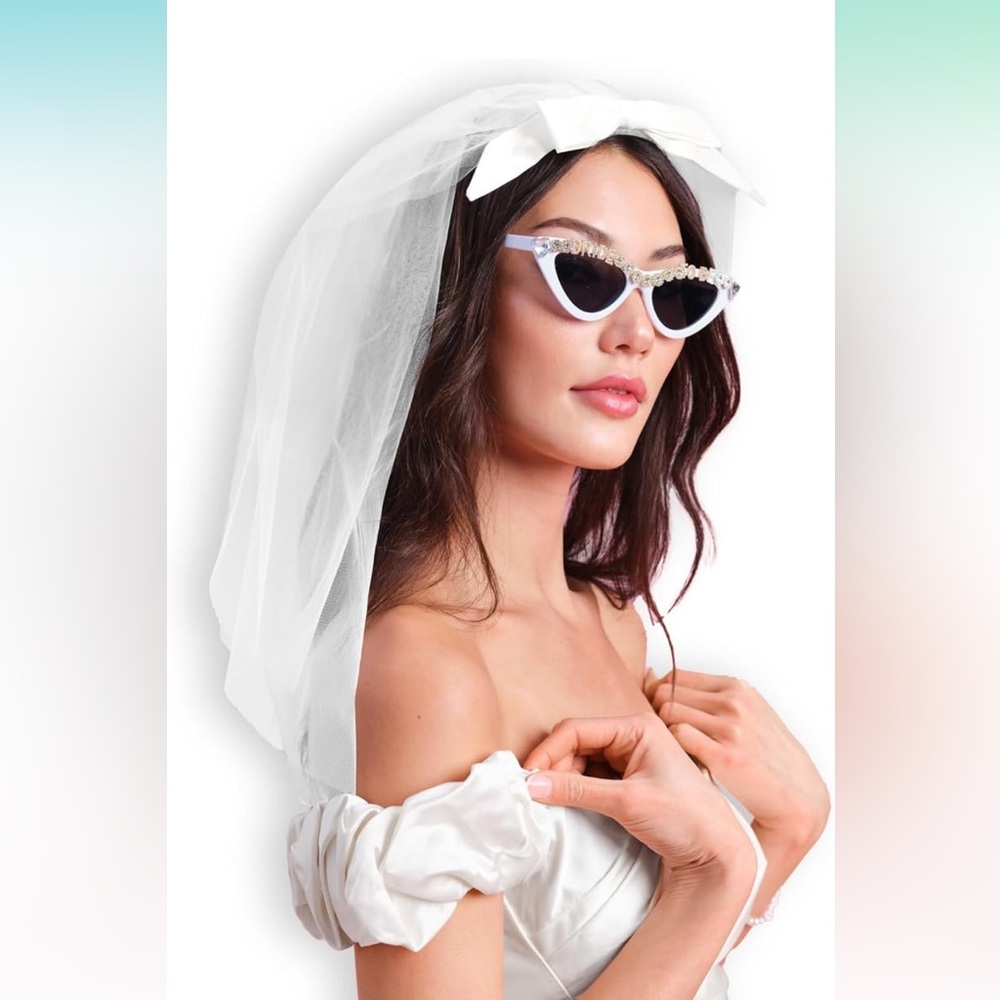 Favorite mini veil I bought, went with anything and so easy to put in!